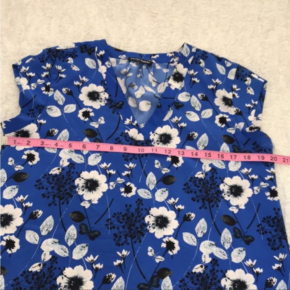 Hilary Radley V-Neck Floral Top 
Short Sleeve
Size Medium - Picture 3 of 7